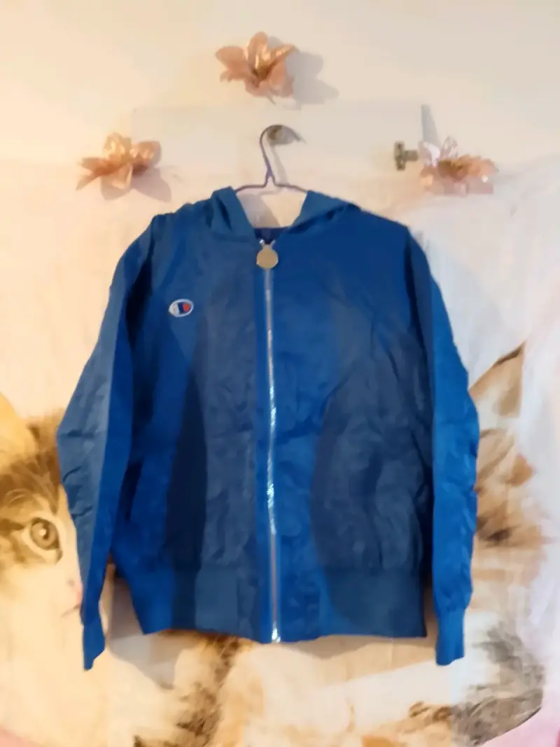 Chaqueta deportiva azul con capucha - 1
