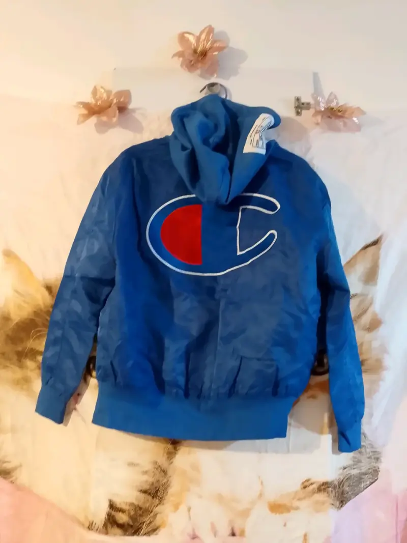 Chaqueta deportiva azul con capucha - 2