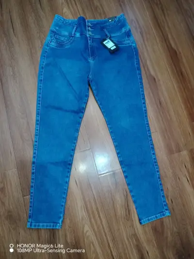 Jeans azul con etiqueta - miniatura 1