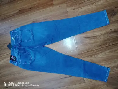 Jeans azul con etiqueta - miniatura 2