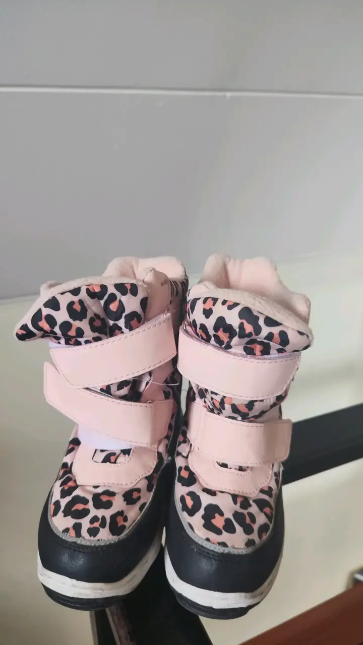 Botas infantiles rosadas con patrón de leopardo