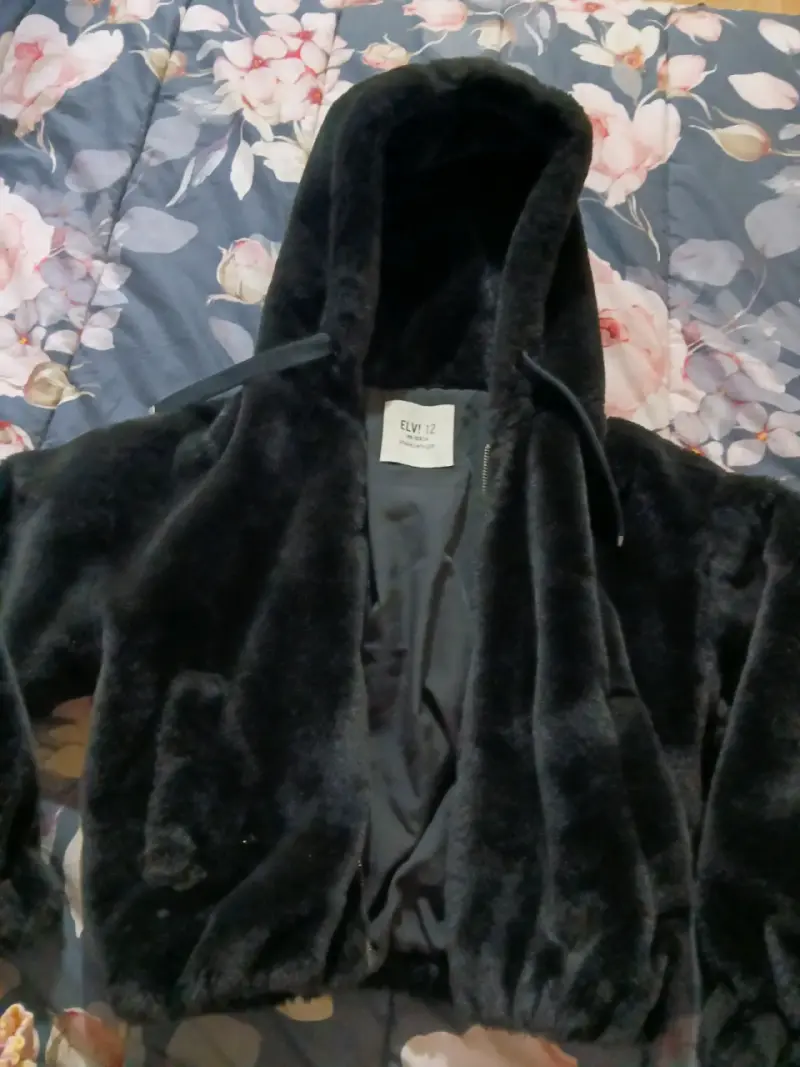 Chaqueta de peluche negra con capucha - 1