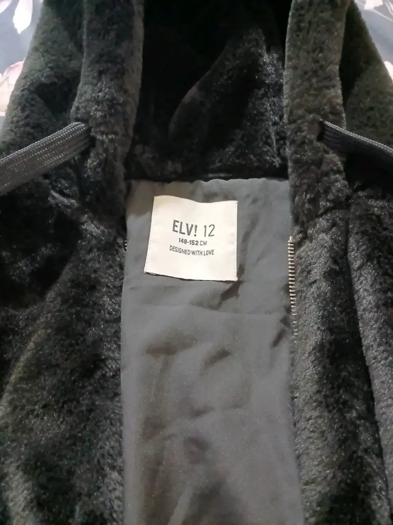 Chaqueta de peluche negra con capucha - 2