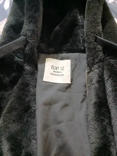 Chaqueta de peluche negra con capucha - miniatura 2