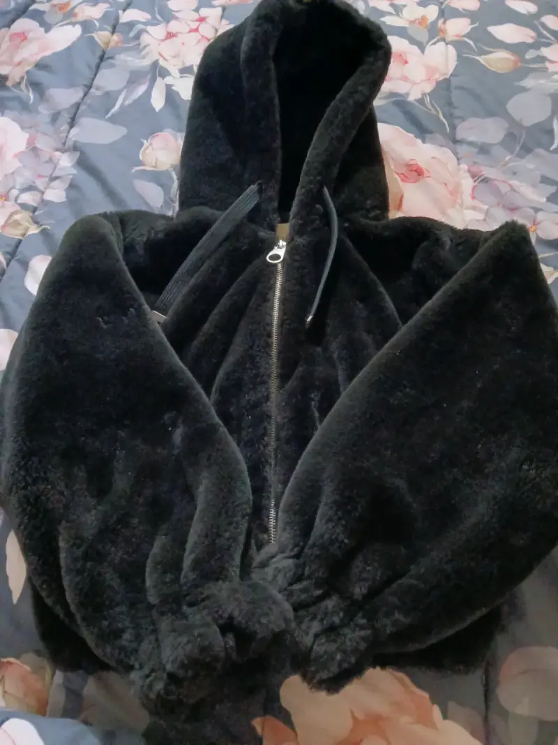 Chaqueta de peluche negra con capucha - 3