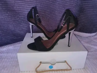 Sandalias de tacón negro y plateado - miniatura 1