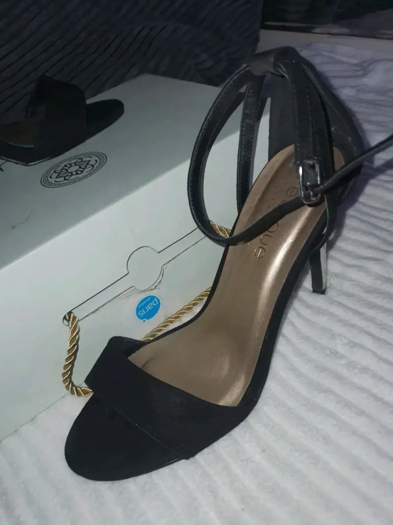 Sandalias de tacón negro y plateado - 2