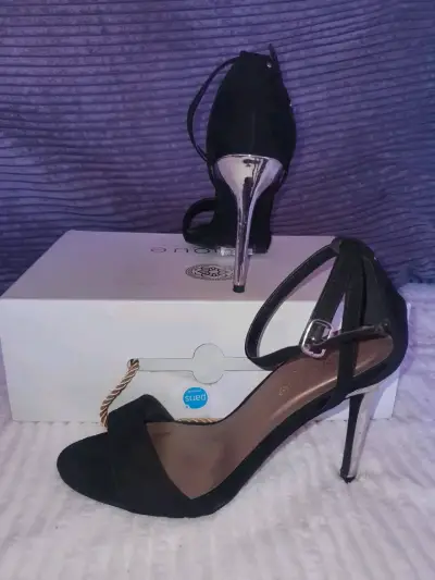 Sandalias de tacón negro y plateado - miniatura 3