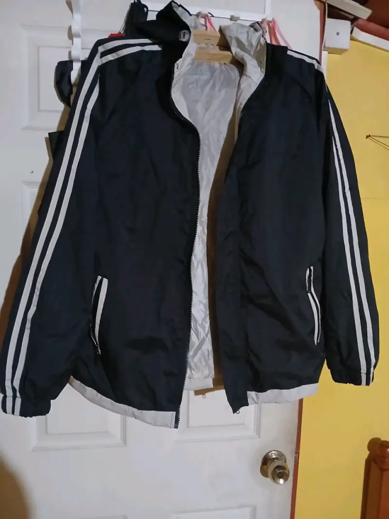 Chaqueta deportiva negra con rayas - 1