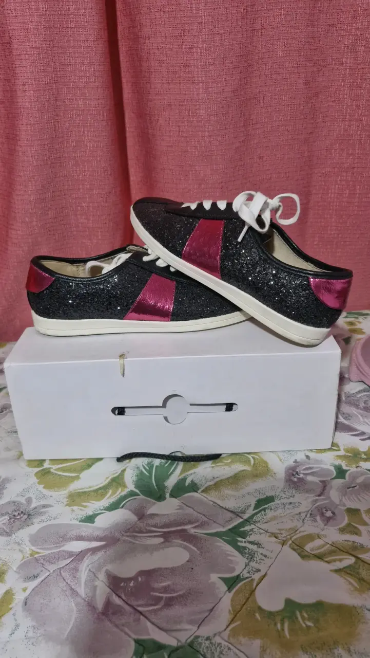 Zapatillas negras brillantes