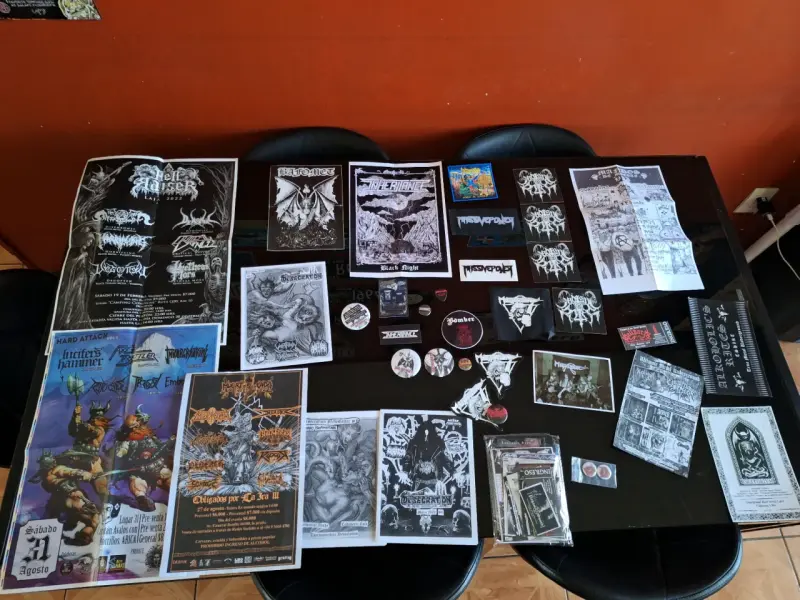 Set de fanzines y parches metaleros - 2