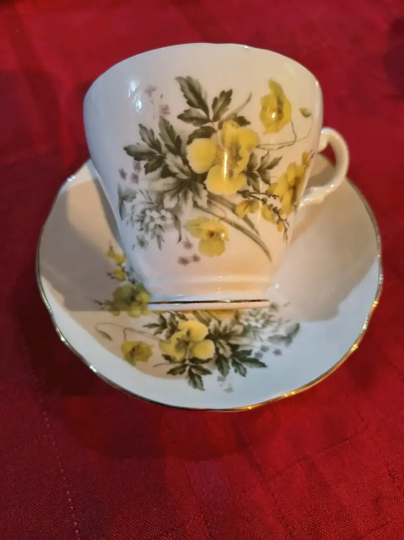 Taza y platillo con flores amarillas - 1