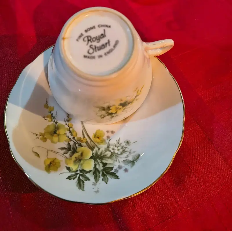Taza y platillo con flores amarillas - 2
