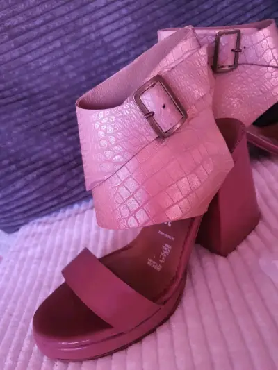 Sandalias rosadas de tacón grueso - miniatura 2