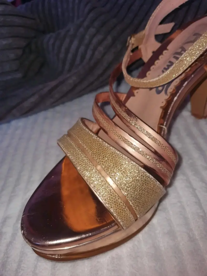 Tacones dorados brillantes - 2