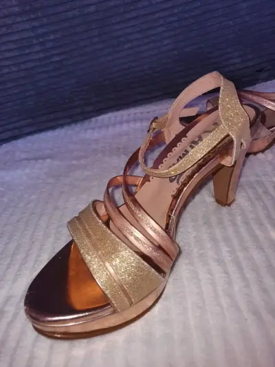 Tacones dorados brillantes - miniatura 3