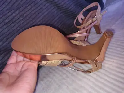 Tacones dorados brillantes - miniatura 4