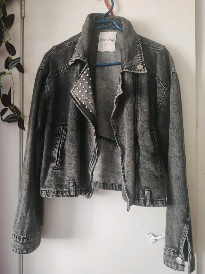 Chaqueta denim gris con tachas - 1