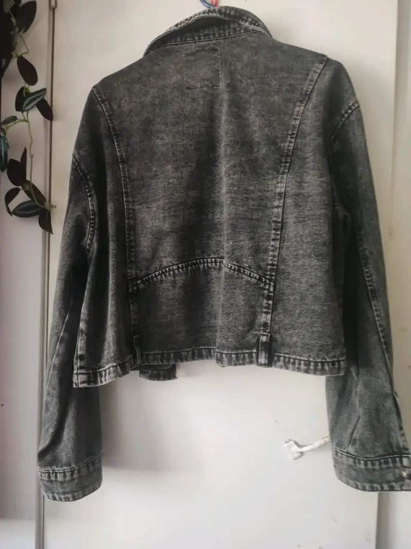 Chaqueta denim gris con tachas - 2