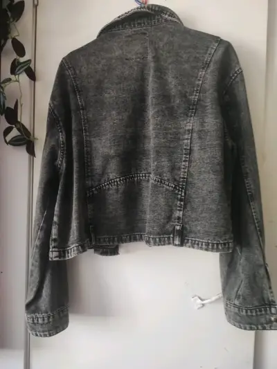 Chaqueta denim gris con tachas - miniatura 2