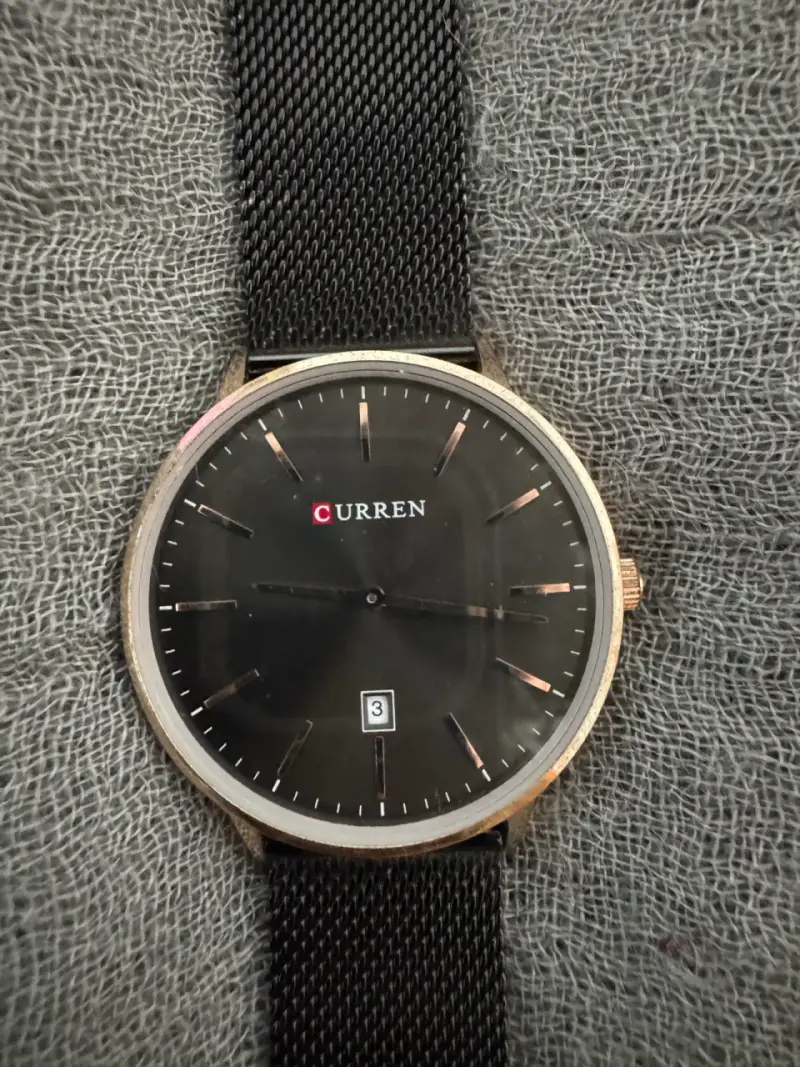 Reloj negro marca Curren - 1