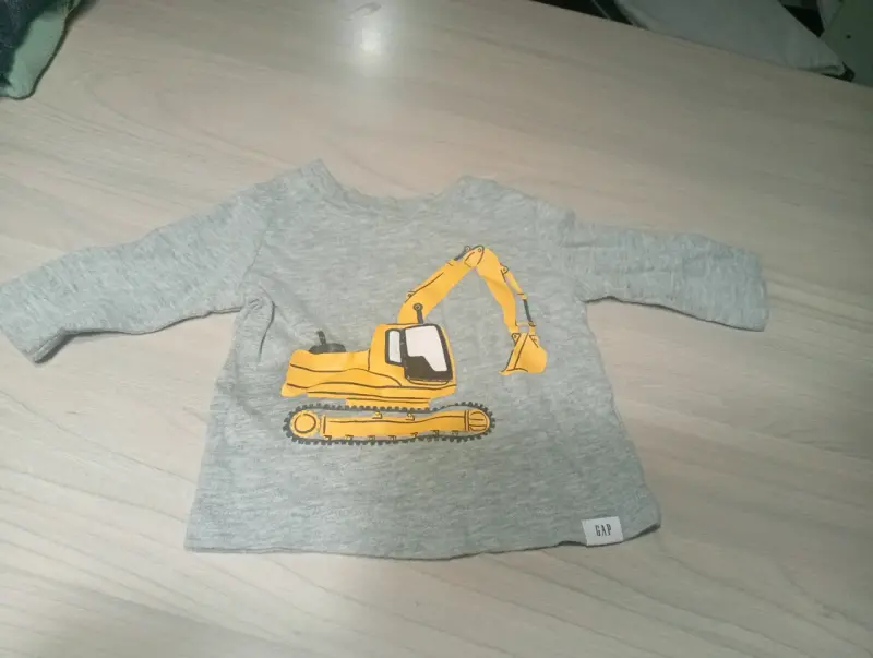 Polera infantil gris con excavadora Cap