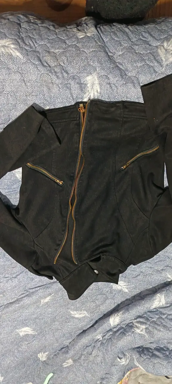 Chaqueta negra con cierre - 1