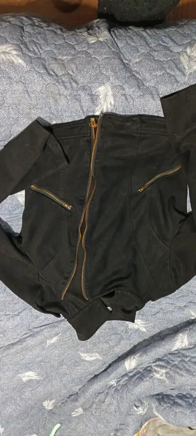 Chaqueta negra con cierre - miniatura 1