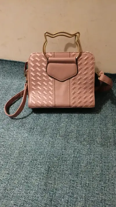 Cartera rosada con asa metálica - miniatura 1