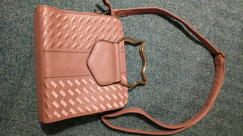 Cartera rosada con asa metálica - 2