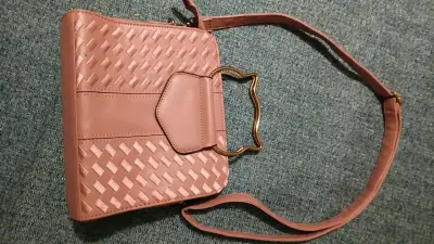 Cartera rosada con asa metálica - miniatura 2