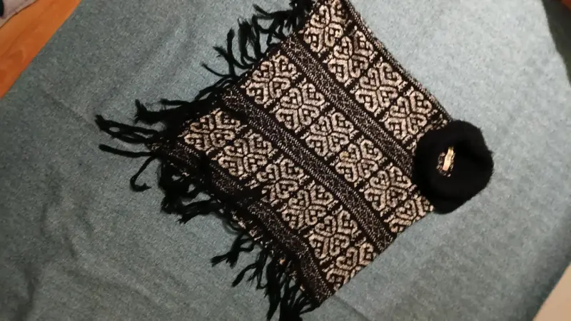 Poncho de lana con diseño étnico - 1