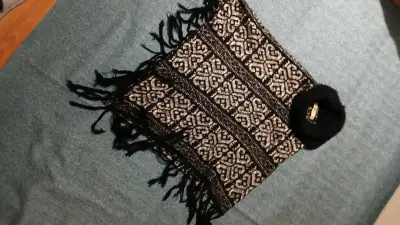 Poncho de lana con diseño étnico - miniatura 1