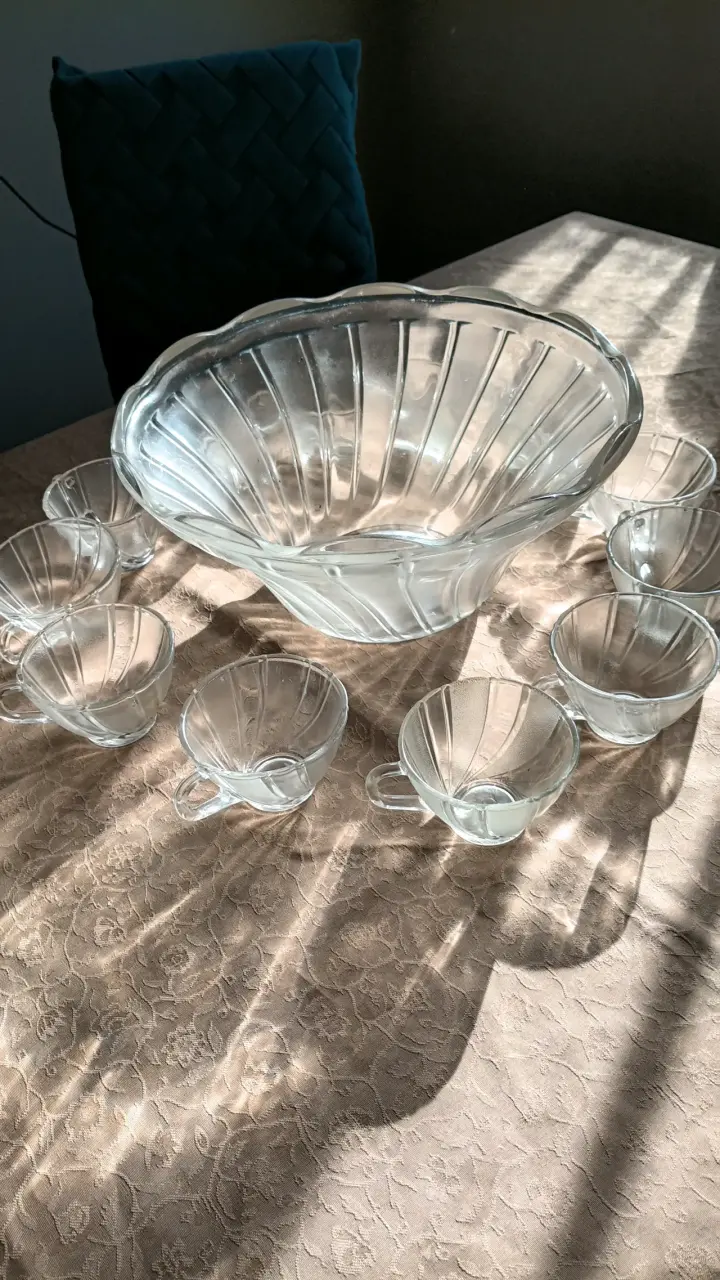 Juego de ponchera y tazas de vidrio