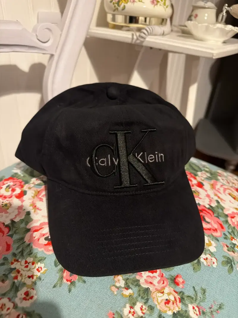 Gorra negra Calvin Klein - 1