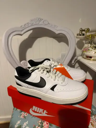 Zapatillas Nike blancas y negras - miniatura 1