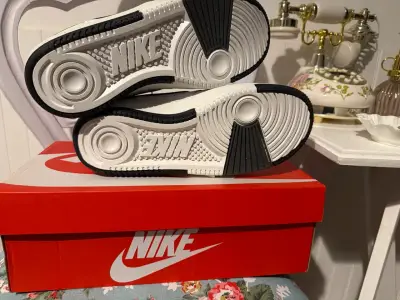 Zapatillas Nike blancas y negras - miniatura 3