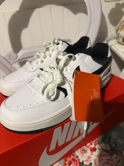 Zapatillas Nike blancas y negras - miniatura 5