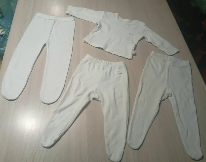 Ropa de bebé blanca de algodón