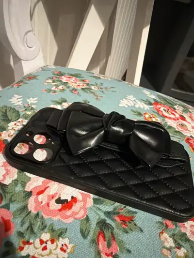 Funda de celular negra con lazo 13 pro Max - miniatura 1