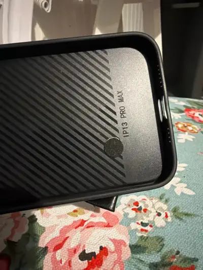 Funda de celular negra con lazo 13 pro Max - miniatura 2