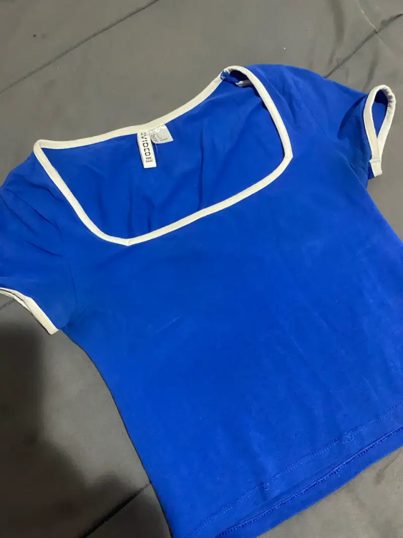 Polera azul con borde blanco - 1