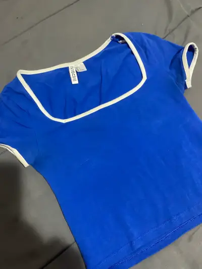 Polera azul con borde blanco - miniatura 1
