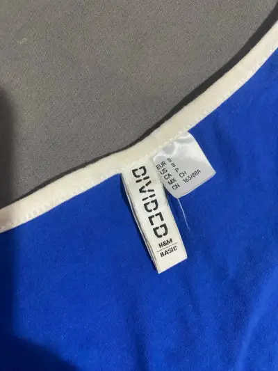Polera azul con borde blanco - miniatura 2