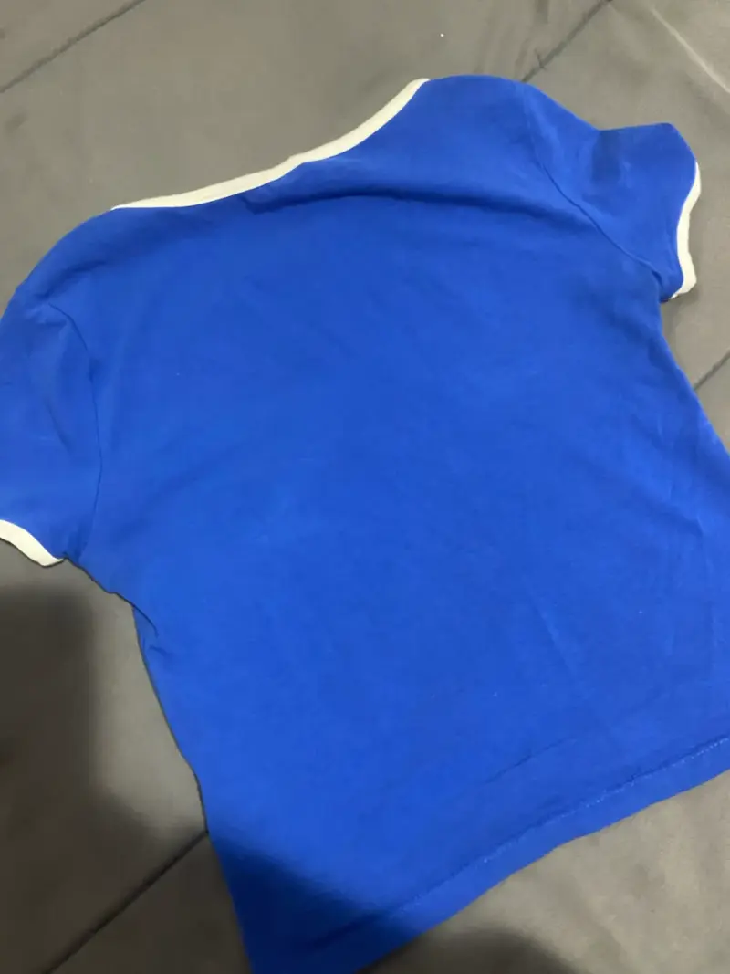 Polera azul con borde blanco - 3