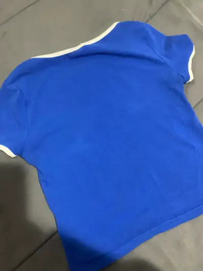 Polera azul con borde blanco - miniatura 3