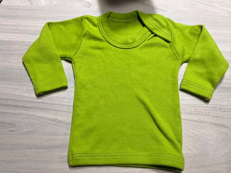 Polera bebé verde manga larga