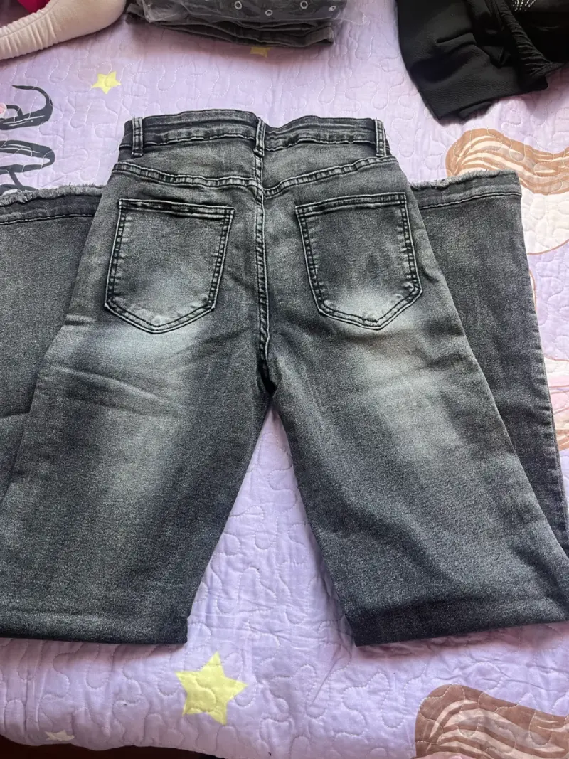 Jeans grises con bolsillos rotos - 2