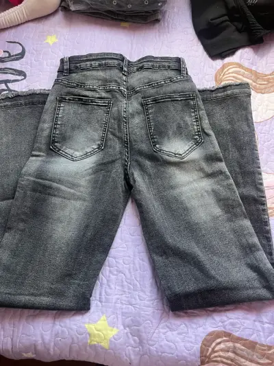 Jeans grises con bolsillos rotos - miniatura 2
