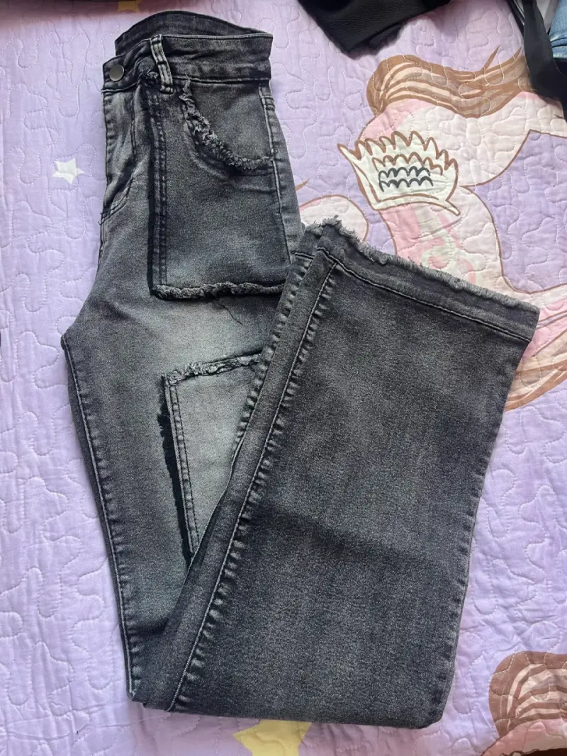 Jeans grises con bolsillos rotos - 3